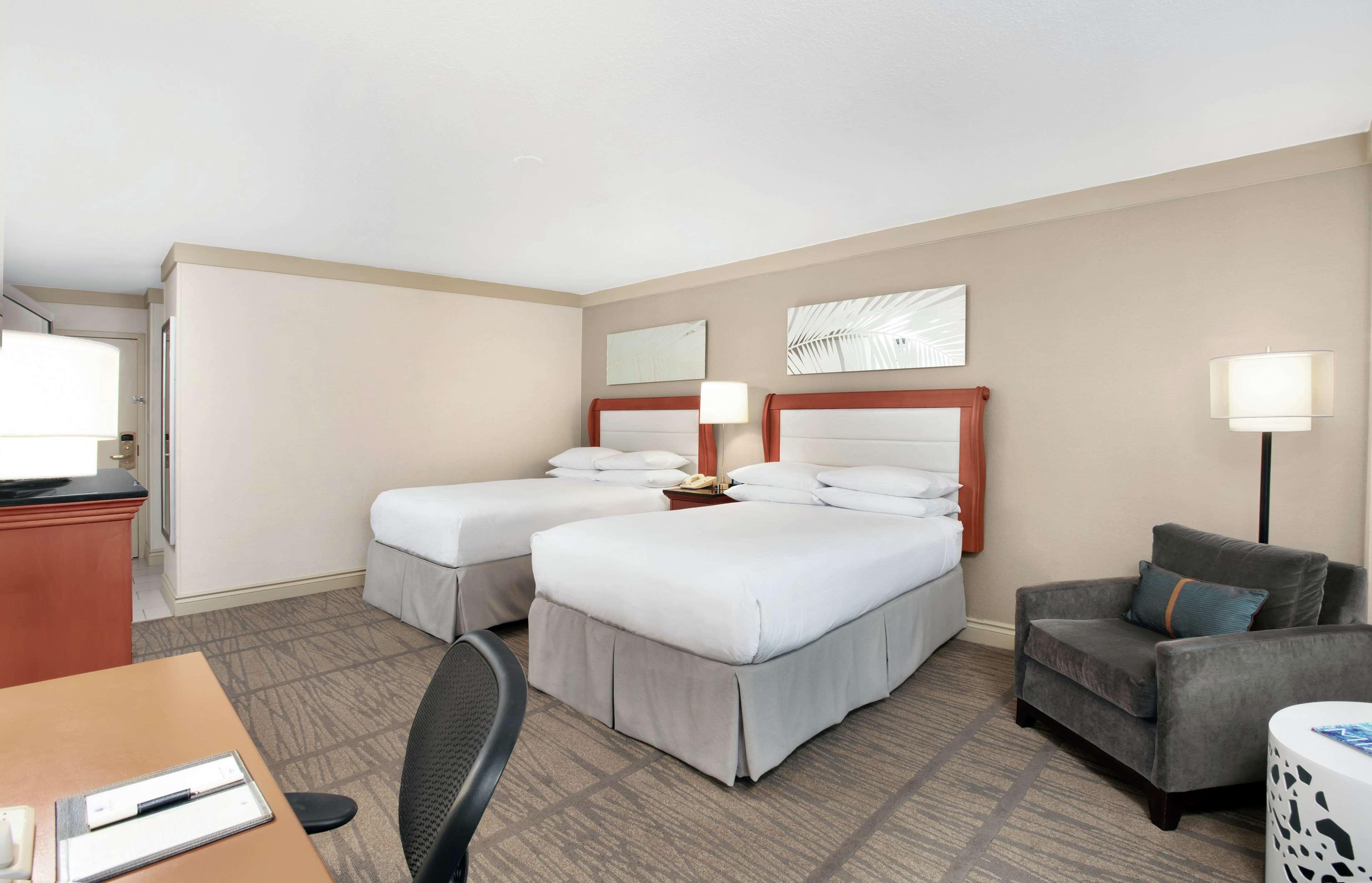 ดับเบิลทรี บาย ฮิลตัน ไมอามี แอร์พอร์ต คอนเวนท์ชัน Hotel Miami Springs ภายนอก รูปภาพ