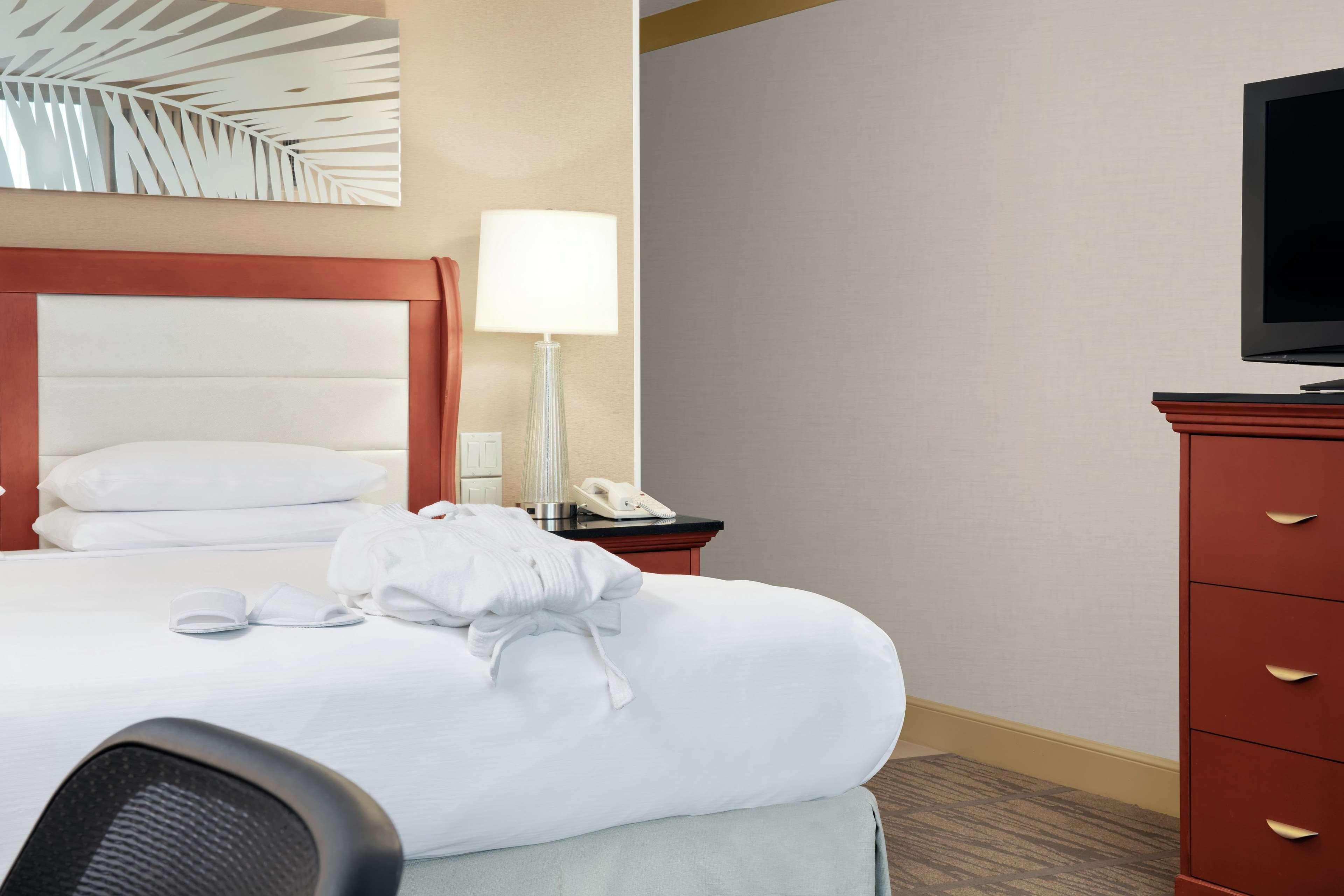ดับเบิลทรี บาย ฮิลตัน ไมอามี แอร์พอร์ต คอนเวนท์ชัน Hotel Miami Springs ภายนอก รูปภาพ